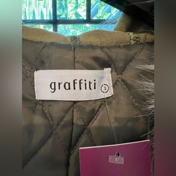 Camouflage jacket with pink faux fur trim - Picture 4 of 4